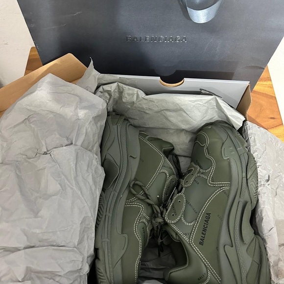 Balenciaga new in box, men’s triple s sneakers size 10 USA, Kaki/black. - Picture 3 of 7